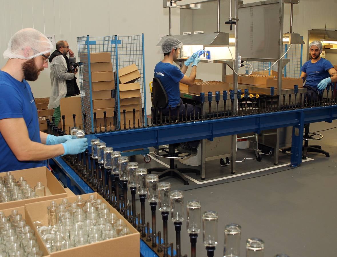 Tomás Villanueva y Silvia Clemente visitan las instalaciones de la fábrica SGD-La Granja Vidriería