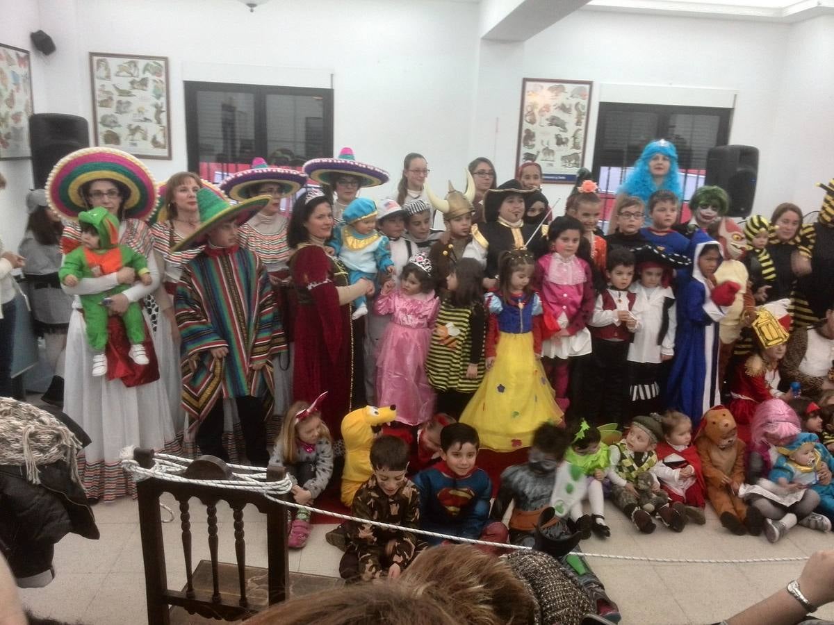 Los vecinos de Ledrada participaron ayer en un baile de disfraces.