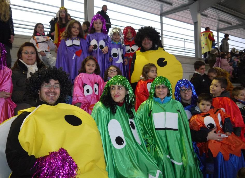 Asistentes a la fiesta de Carnaval que se celebró ayer por la tarde en Carbajosa de la Sagrada.