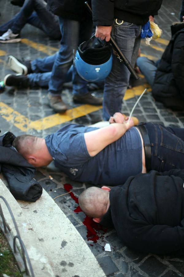 Hinchas del Feyenoord provocan graves disturbios en Roma