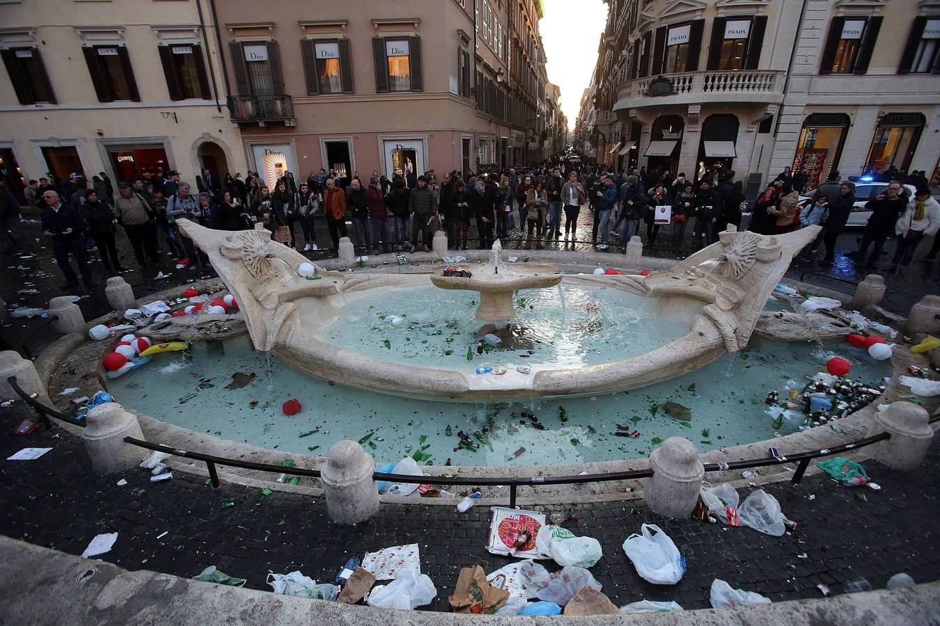 Hinchas del Feyenoord provocan graves disturbios en Roma