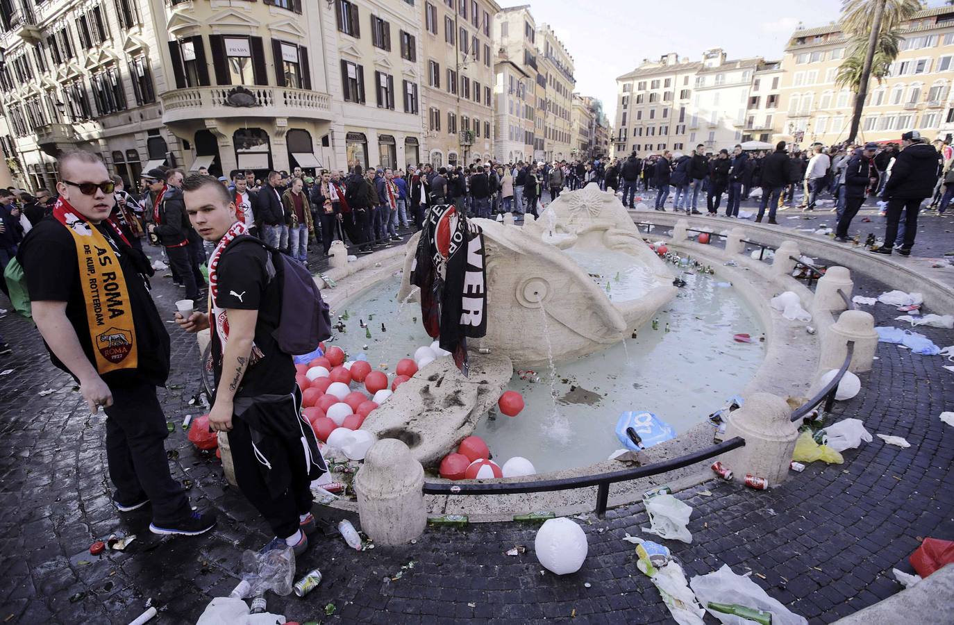 Hinchas del Feyenoord provocan graves disturbios en Roma