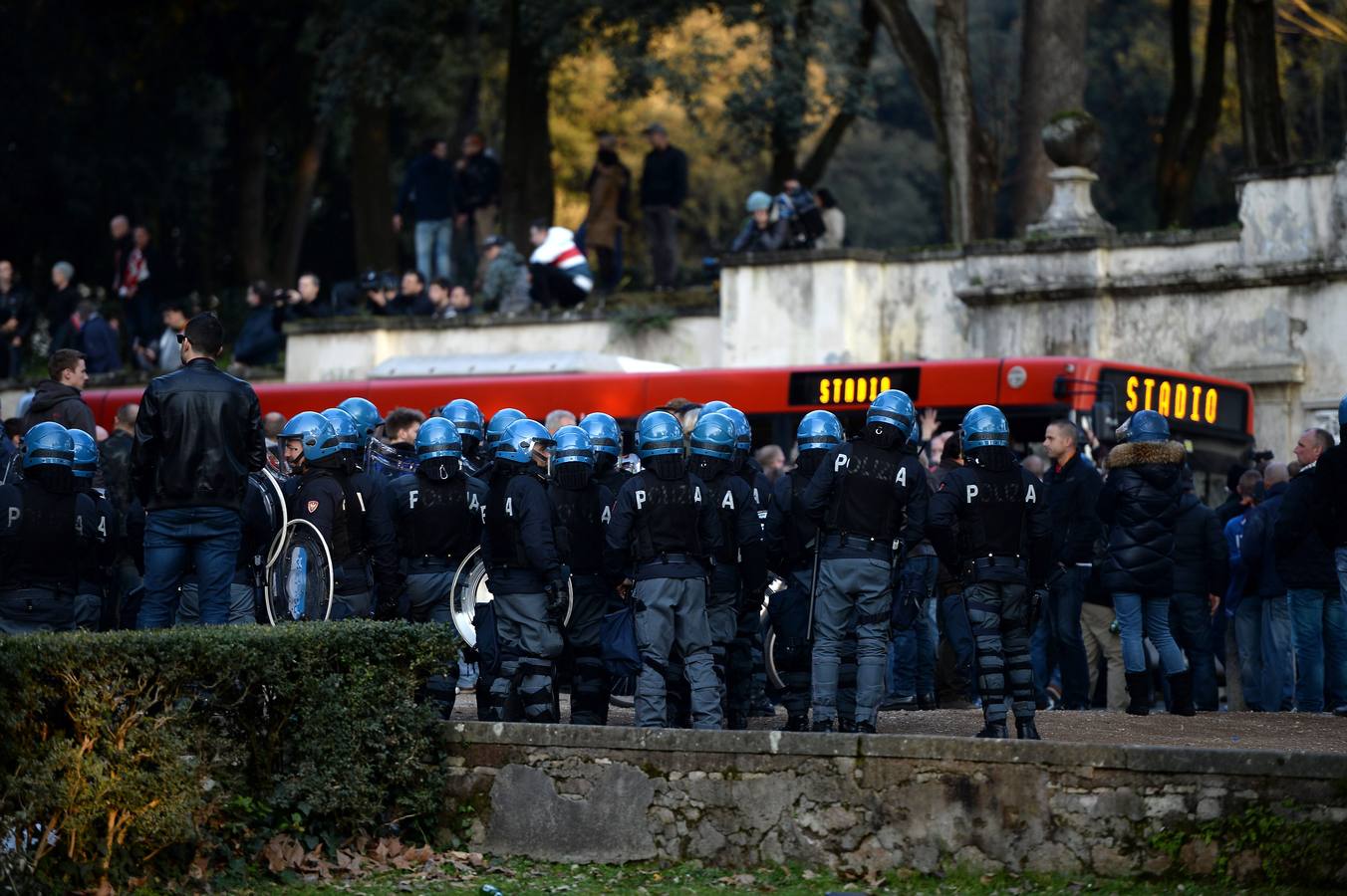 Hinchas del Feyenoord provocan graves disturbios en Roma