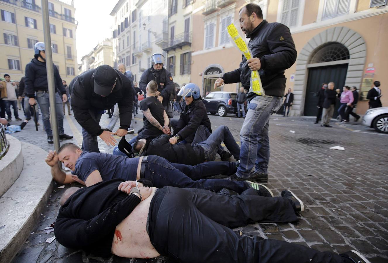 Hinchas del Feyenoord provocan graves disturbios en Roma