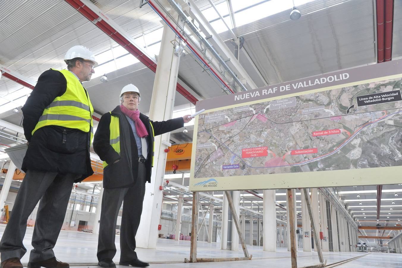 León de la Riva visita los nuevos talleres de Renfe en Valladolid