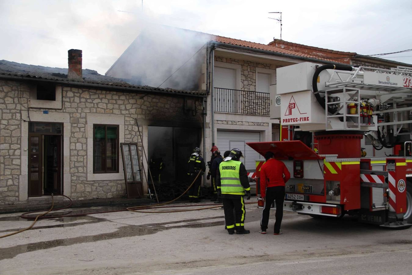 Un incendio destruye una vivienda en Campaspero (Valladolid)