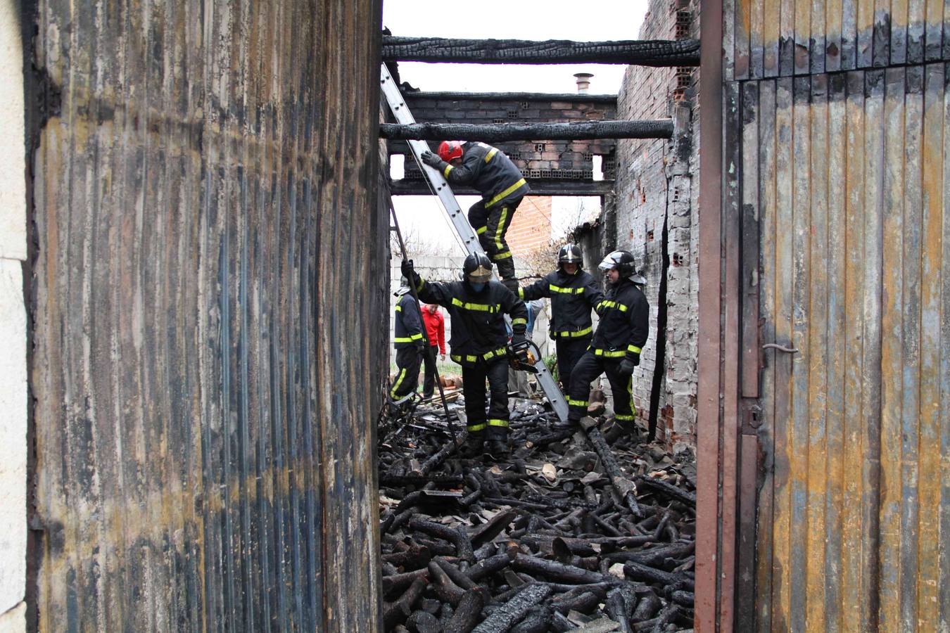 Un incendio destruye una vivienda en Campaspero (Valladolid)