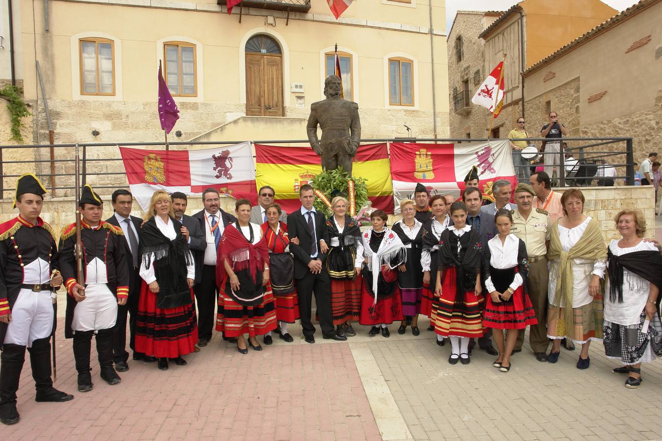 31.08.08 Autoridades y asociaciones junto a la estatua de Juan Martin Martin Diez 'El Empecinado' nombrado hijo predilecto de Castrillo de Duero (Valladolid).