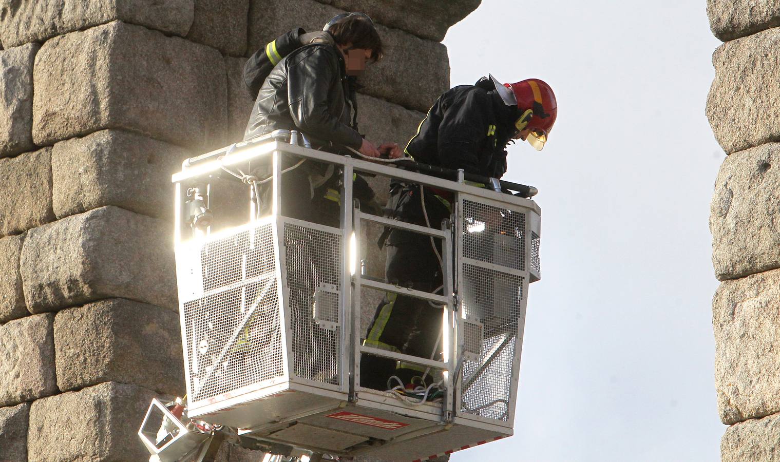 Los bomberos rescatan a un hombre de lo alto del Acueducto de Segovia