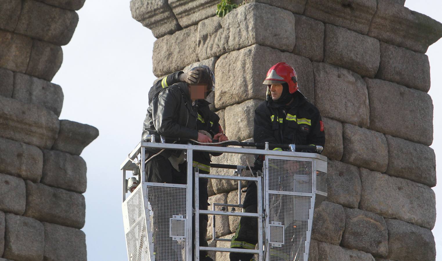Los bomberos rescatan a un hombre de lo alto del Acueducto de Segovia
