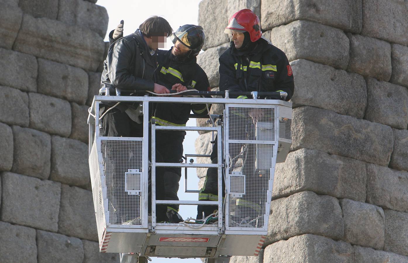Los bomberos rescatan a un hombre de lo alto del Acueducto de Segovia