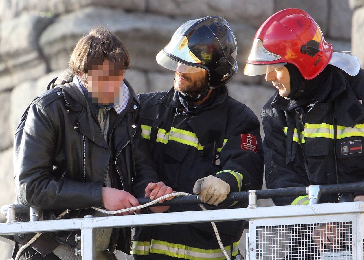 Los bomberos rescatan a un hombre de lo alto del Acueducto de Segovia