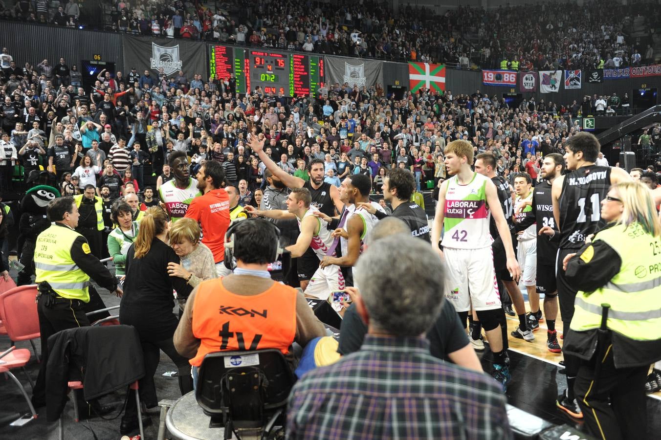 Increíble tangana en el Bilbao basket-Laboral Kutxa