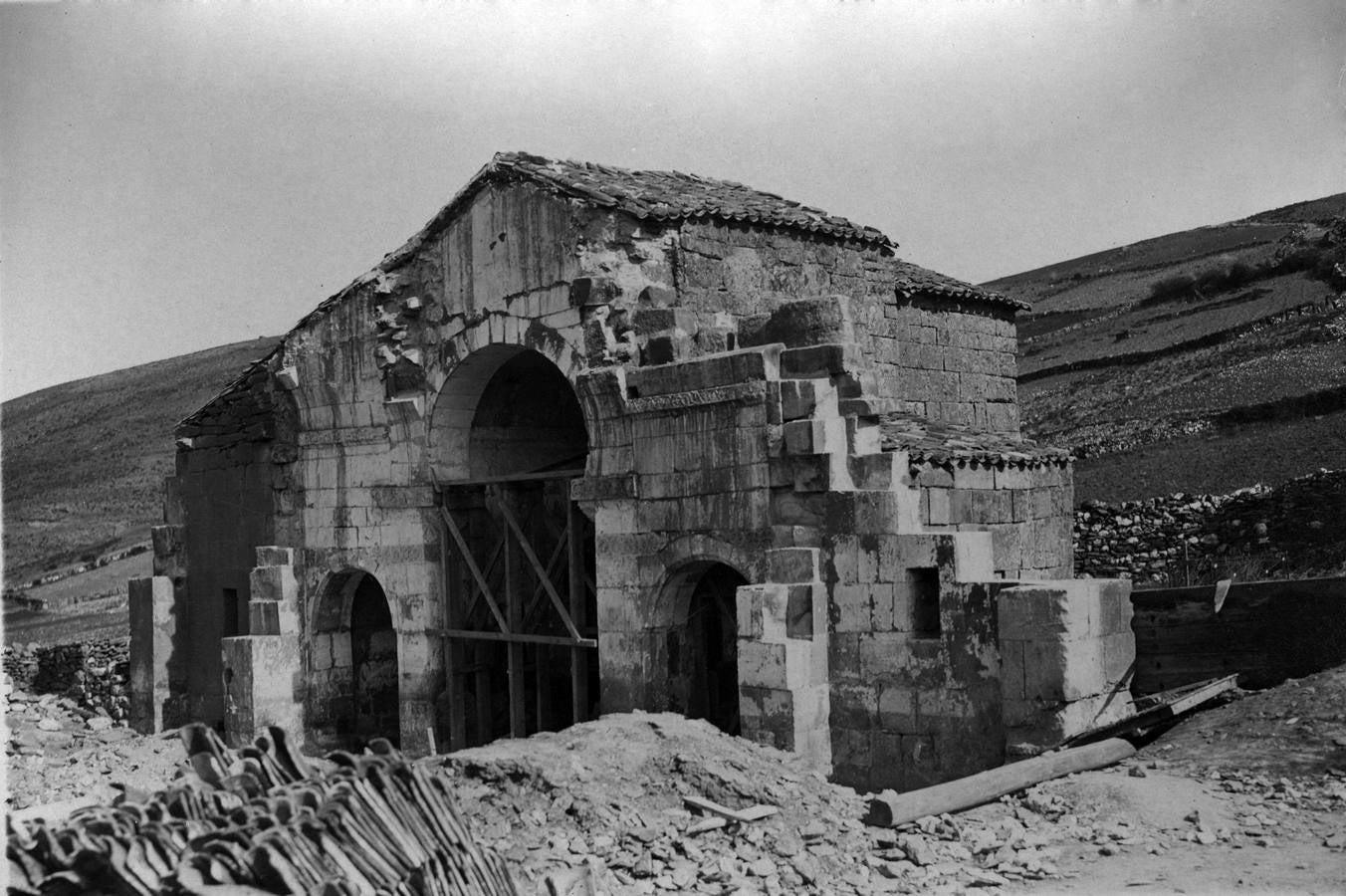 Obras del desmonte de la Iglesia de San Pedro de la Nave (Zamora) en los años 30