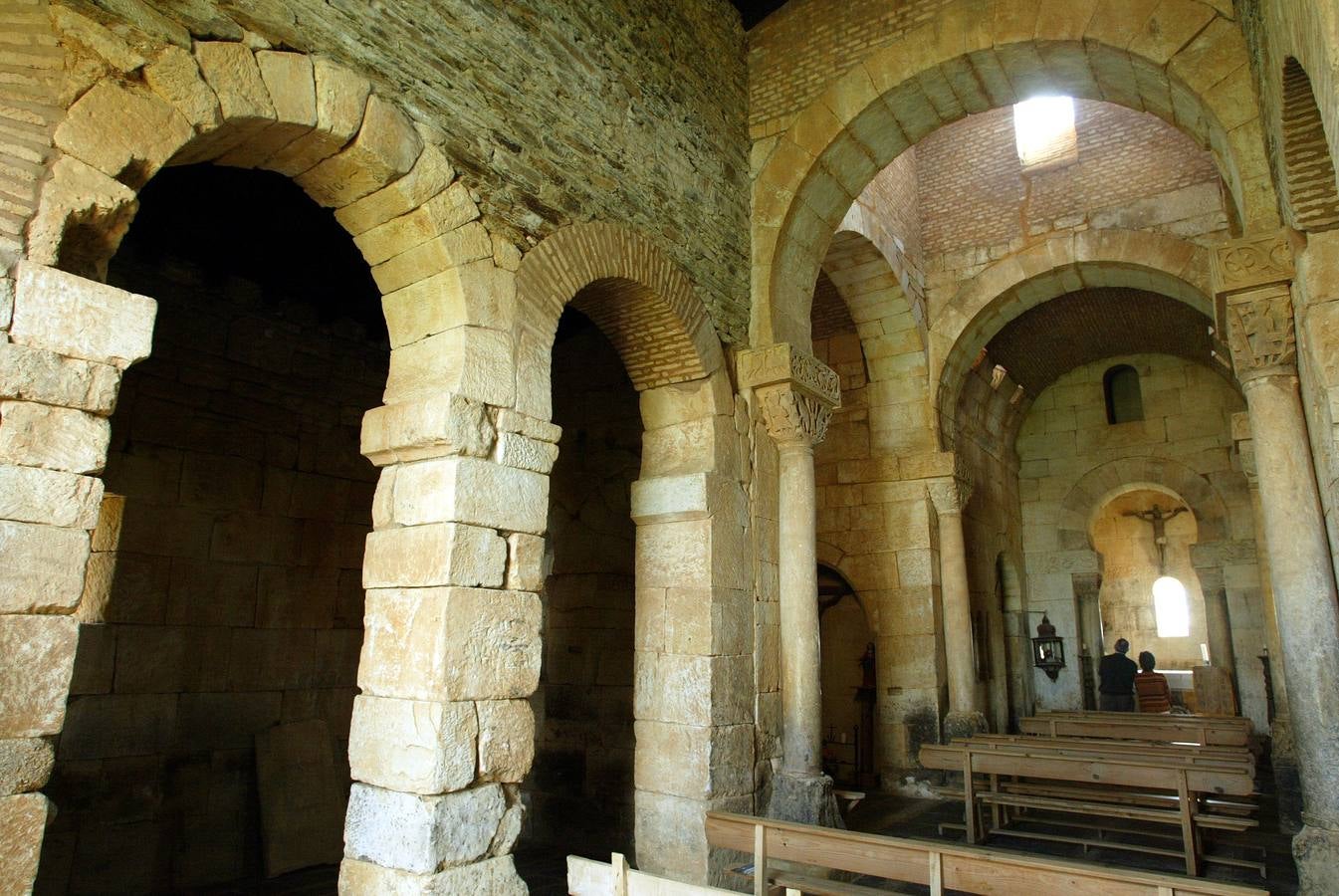 Vista interior de la iglesia de San Pedro de la Nave (Zamora).