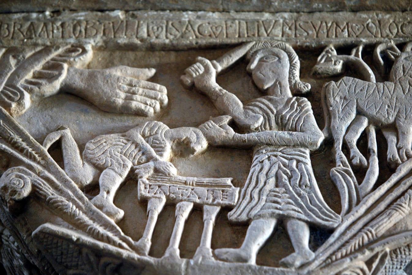 Detalle del capitel occidental sur de la iglesia de San Pedro de la Nave (Zamora), del siglo VII, que representa la escena bíblica del 'Sacrificio de Isaac'.