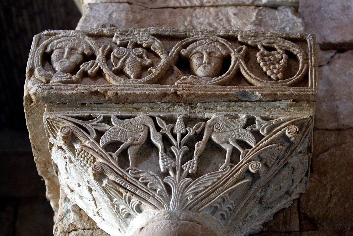 Detalle del capitel oriental del crucero de la iglesia visigótica de San Pedro de la Nave (Zamora).