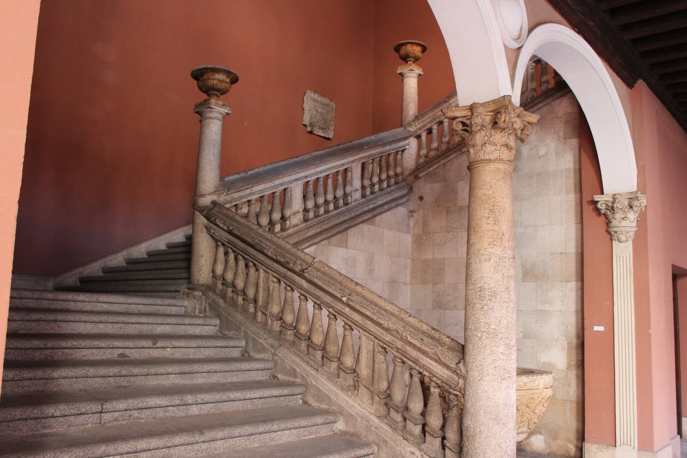 Escaleras en el interior del Palacio de Fabio Nelli, sede del museo.