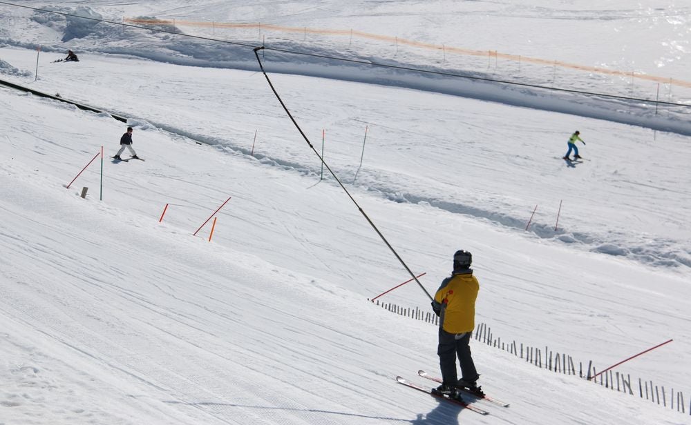 Jornada de esquí en la estación de San Isidro (León)