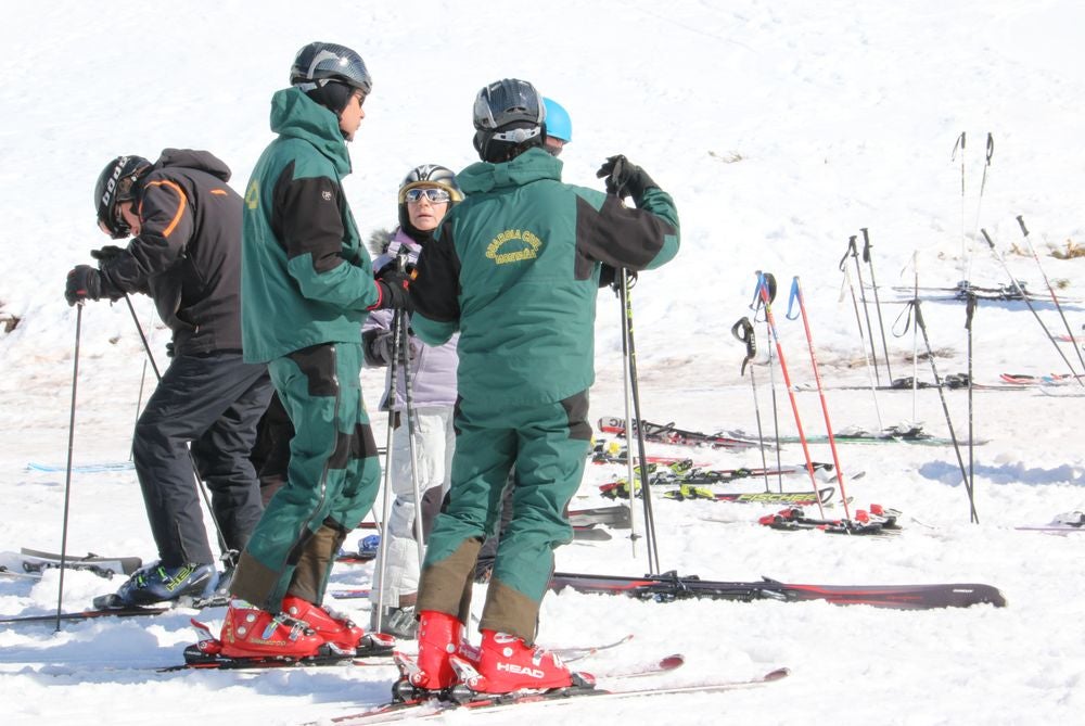 Jornada de esquí en la estación de San Isidro (León)