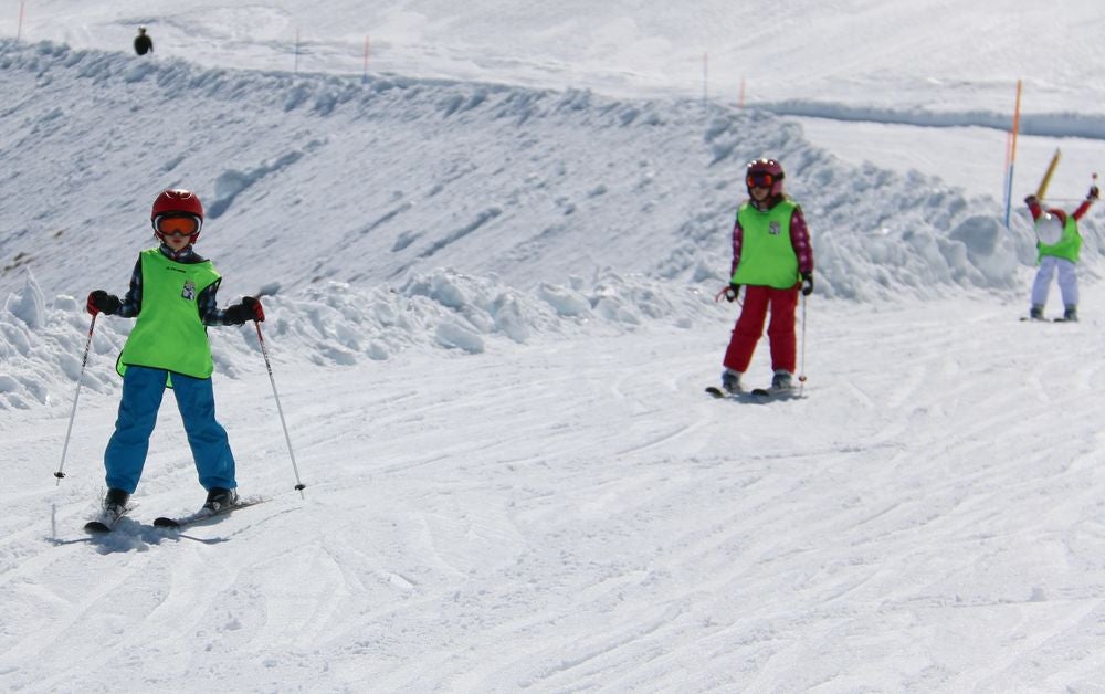 Jornada de esquí en la estación de San Isidro (León)