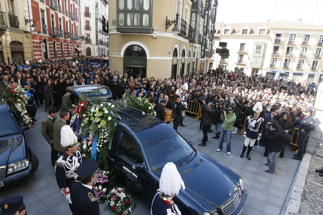 13.03.2010 El cortejo fúnebre con los restos mortales de Miguel Delibes llega a la Catedral donde tuvo lugar el funeral.