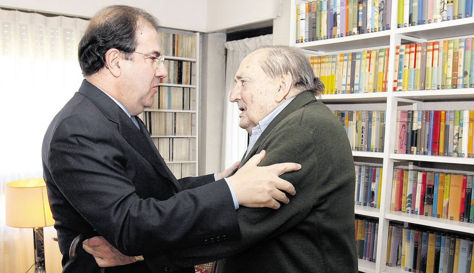 16.11.2009. Juan Vicente Herrera, presidente de la Junta, abraza a Miguel Delibes tras imponerle la Medalla de Oro de Castilla y León en el domicilio del escritor.