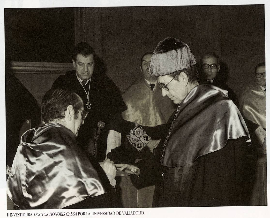 1983. Miguel Delibes, doctor honoris causa por la Universidad de Valladolid, apadrinado por el catedrático Santiago de las Hozas.