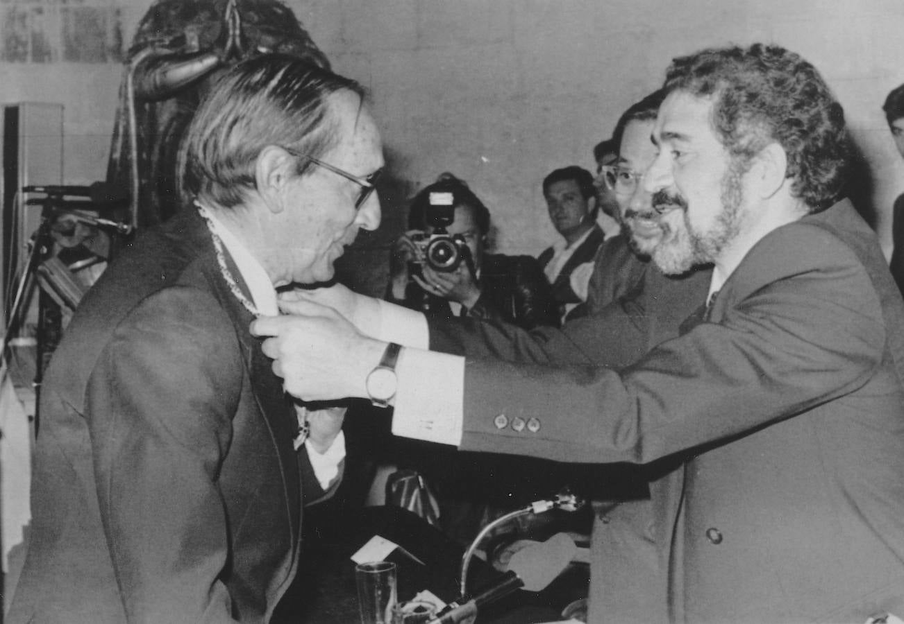 07.06.1985. El escritor Miguel Delibes (i) recibe el premio 'Castilla y León' de las Letras, impuesto por el Presidente de la Junta de Castilla y León, Demetrio Madrid (d) y el ministro de Cultura, Javier Solana.