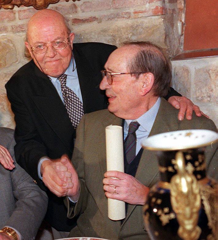 24.01.1997. Miguel Delibes y José Jiménez Lozano, en la entrega del Premio Nacional de Periodismo Miguel Delibes instituido por la Asociación de la Prensa de Valladolid, al académico y escritor Fernando Lázaro Carreter.