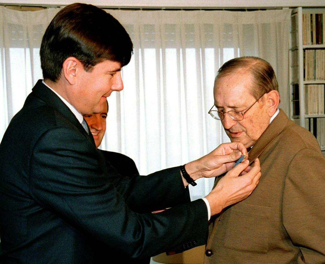 24.11.1999. El escritor y periodista Miguel Delibes recibe de manos del ministro de Trabajo, Manuel Pimentel, la Medalla de Oro al Mérito del Trabajo.