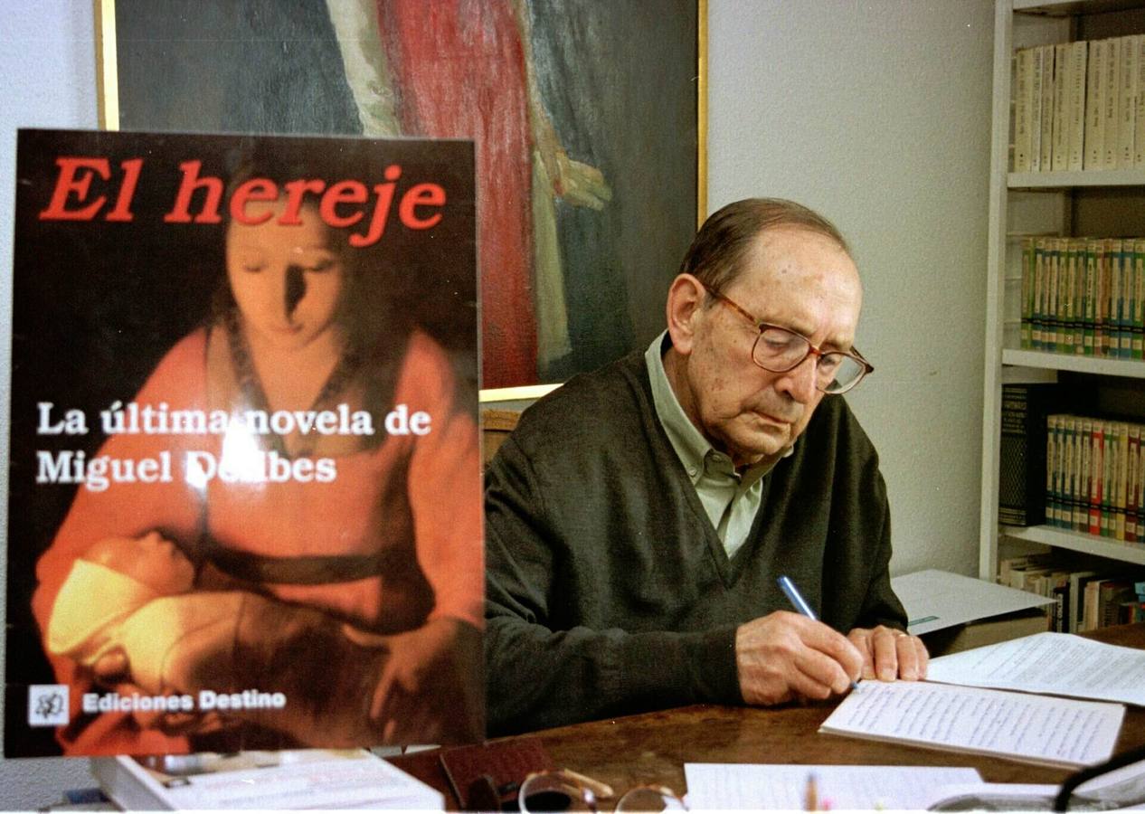 24.09.1998. El escritor Miguel Delibes ha dejado reflejada toda su experiencia acumulada a lo largo de sus 50 años de carrera literaria en 'El hereje', su última novela ambientada en el Valladolid del siglo XVI.