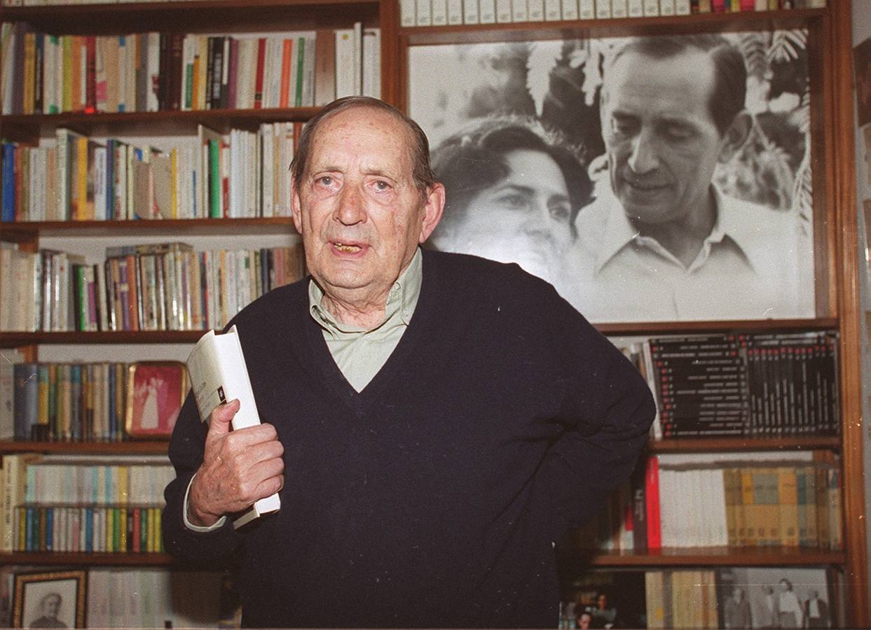 19.10.1999. Miguel Delibes posa en su domicilio con un ejemplar de 'El hereje', obra galardonada con el Premio Nacional de Narrativa 99.