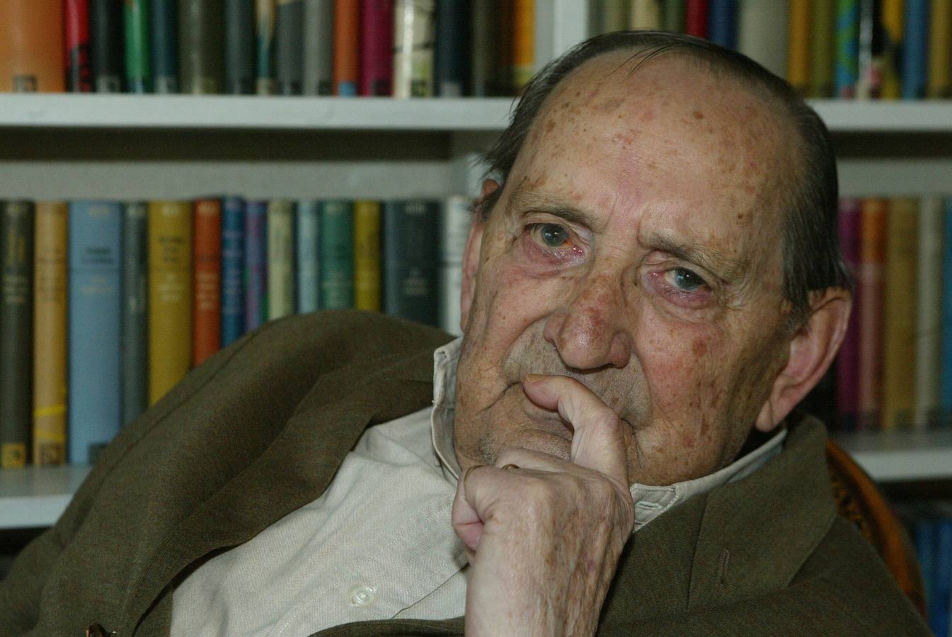 21.10.2002. Miguel Delibes, escritor vallisoletano, posa en el estudio de su casa.
