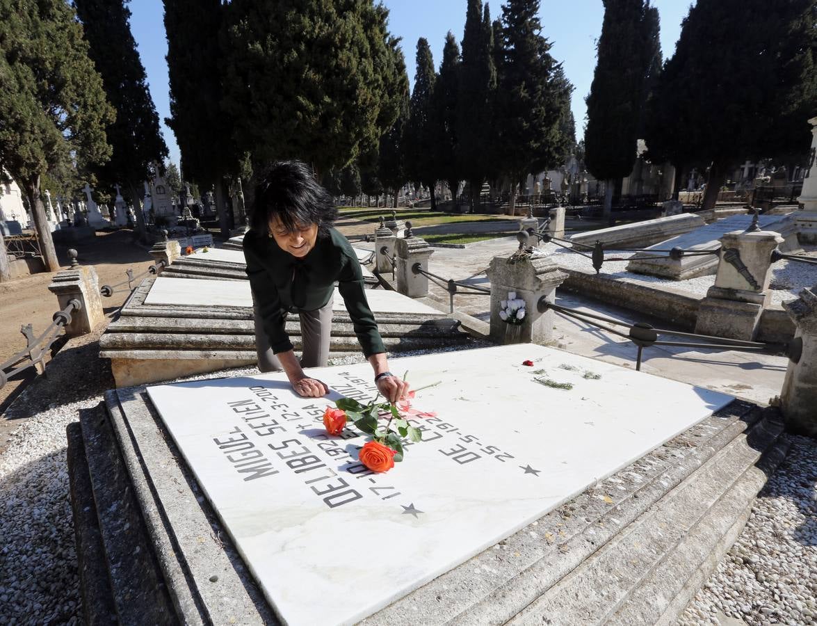 11.03.2015. Elisa Delibes, hija del escritor, coloca dos rosas sobre la tumba de Miguel Delibes.