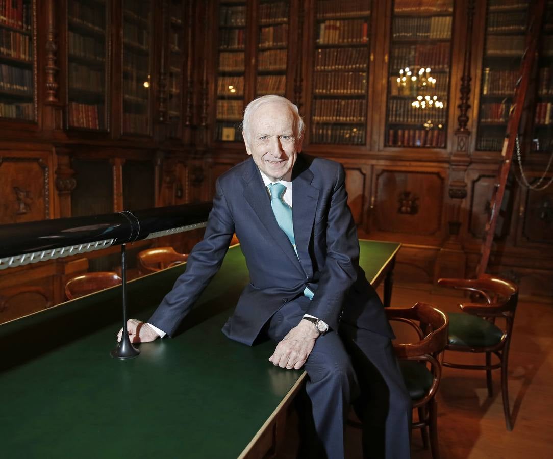 El escritor Leopoldo Abadía en el Aula de Cultura de El Norte de Castilla