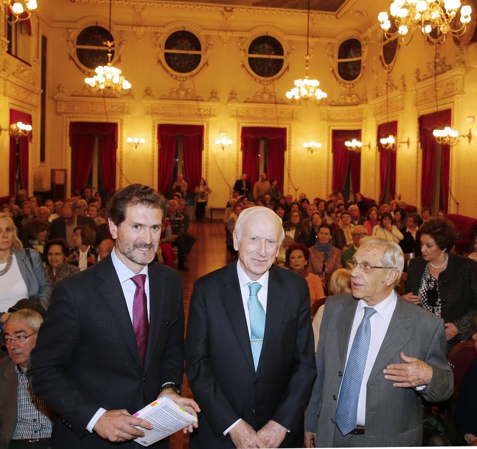 El escritor Leopoldo Abadía en el Aula de Cultura de El Norte de Castilla