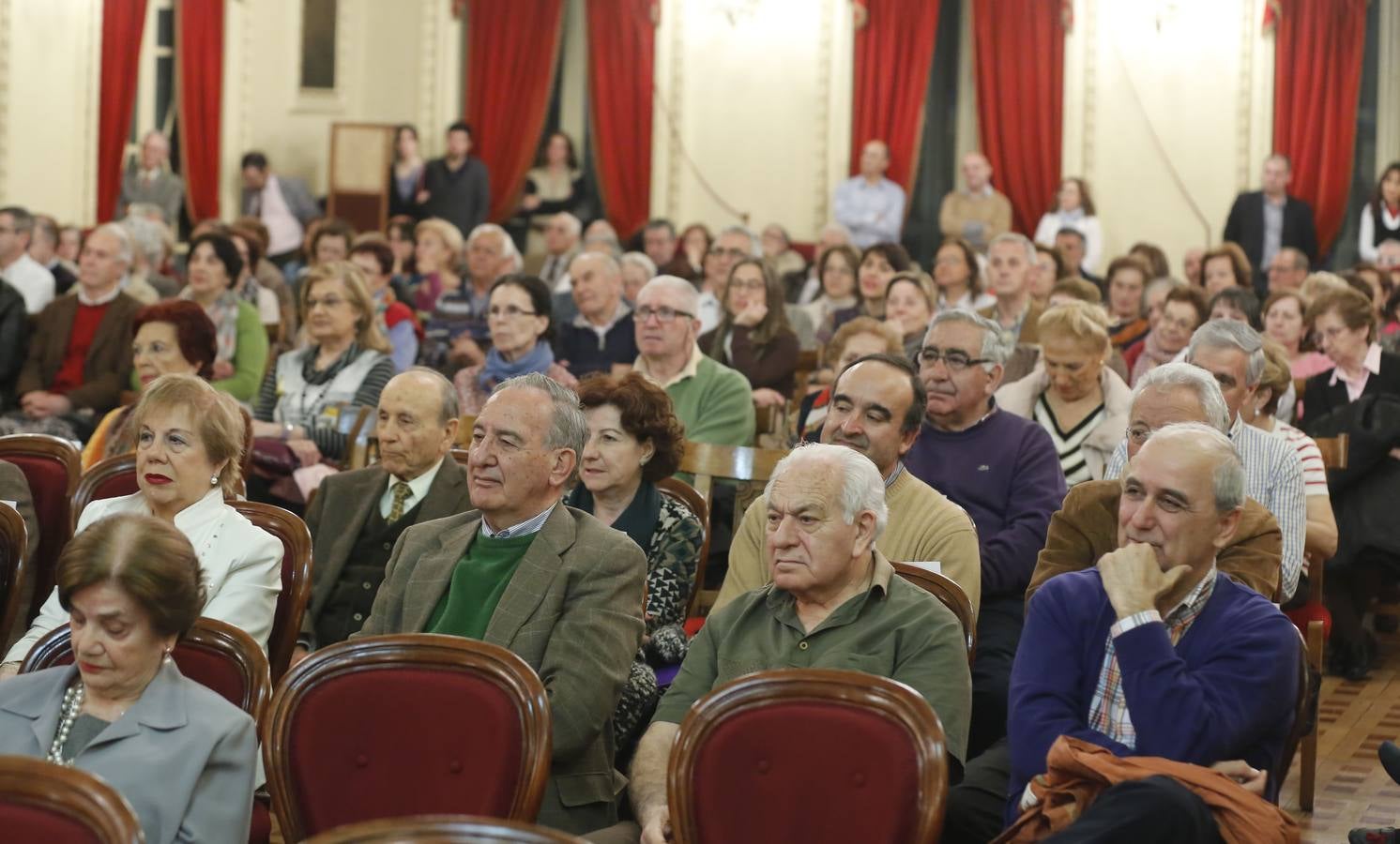 El escritor Leopoldo Abadía en el Aula de Cultura de El Norte de Castilla