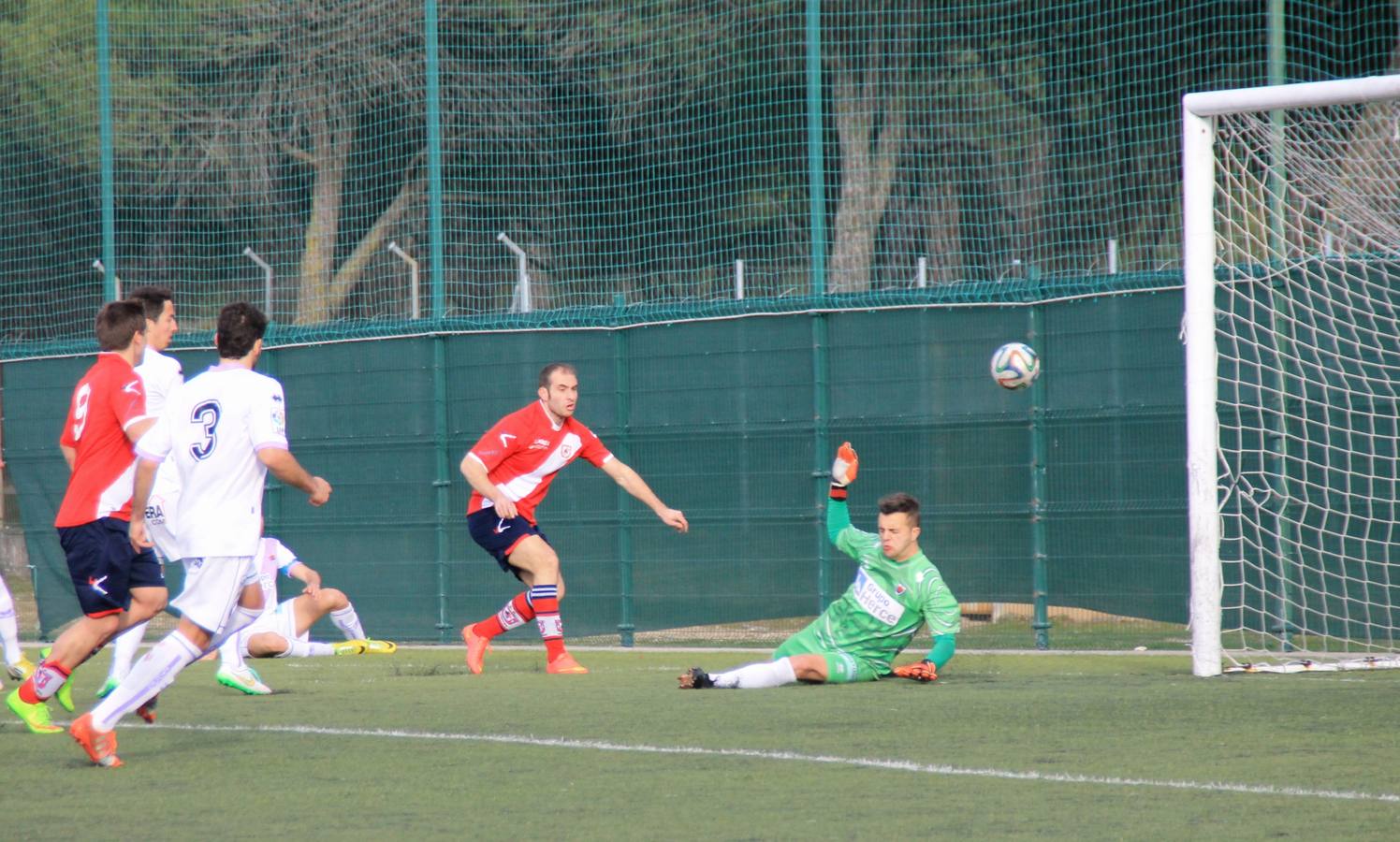Partido de fútbol entre el Villa de Simancas y el Numancia B (0-2)