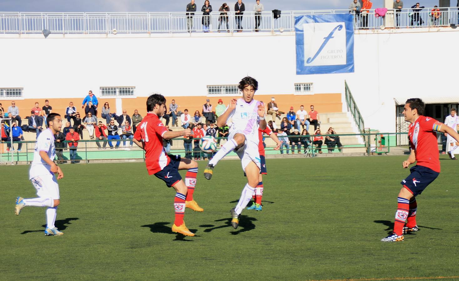 Partido de fútbol entre el Villa de Simancas y el Numancia B (0-2)