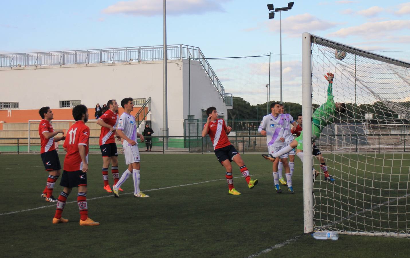 Partido de fútbol entre el Villa de Simancas y el Numancia B (0-2)