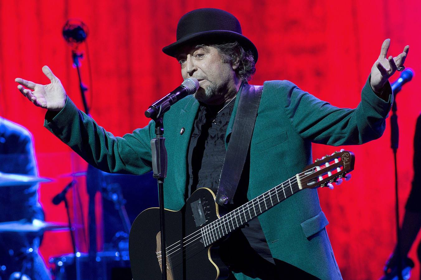 07.10.14 El cantautor español Joaquín Sabina en un concierto en Montevideo (Uruguay), como parte de su gira "500 noches para una crisis".