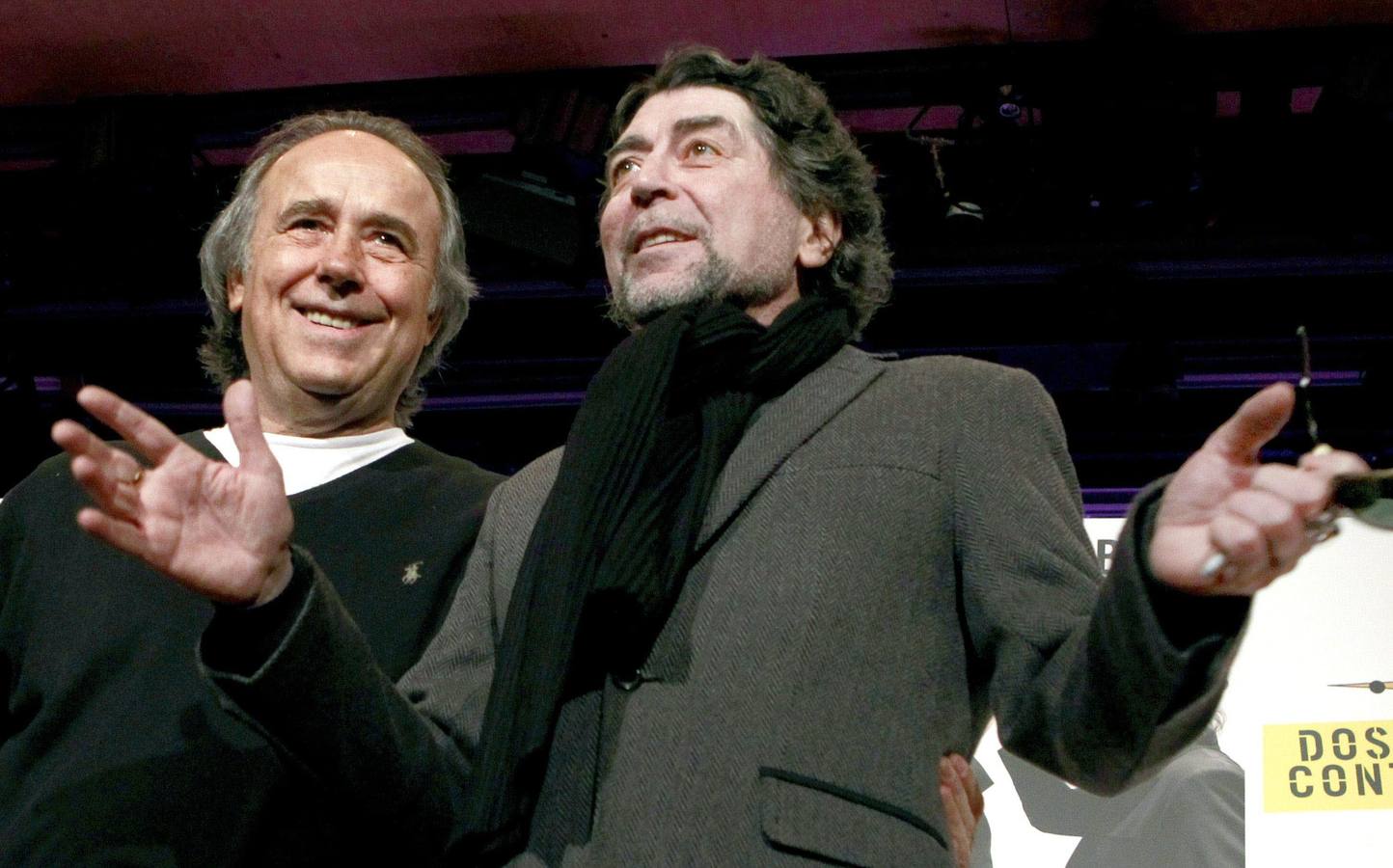 09.02.12 Joan Manuel Serrat (i) y Joaquin Sabina durante la presentación, en Barcelona, de los conciertos que ofrecerán en Cataluña bajo el título "La orquesta del Titanic".