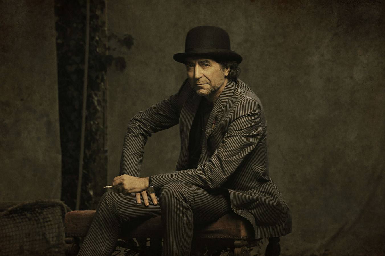 24.09.11 Fotografía promocional donde aparece el cantautor español Joaquín Sabina, que realizará su primera gira por Estados Unidos en octubre próximo.