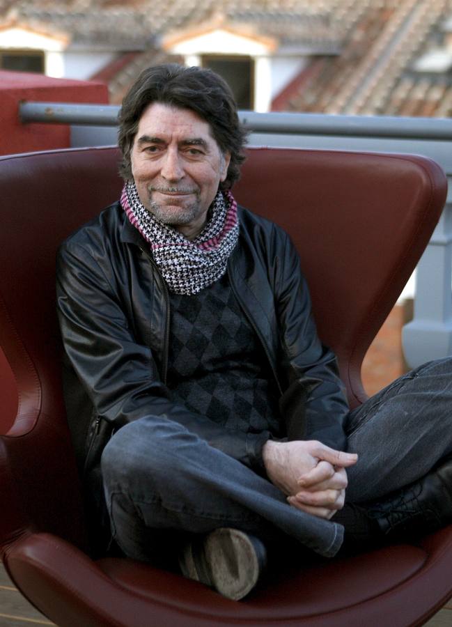 12.11.09 Joaquín Sabina posa en la terraza de un hotel de Madrid durante la presentación de su nuevo disco, Vinagre y rosas'.