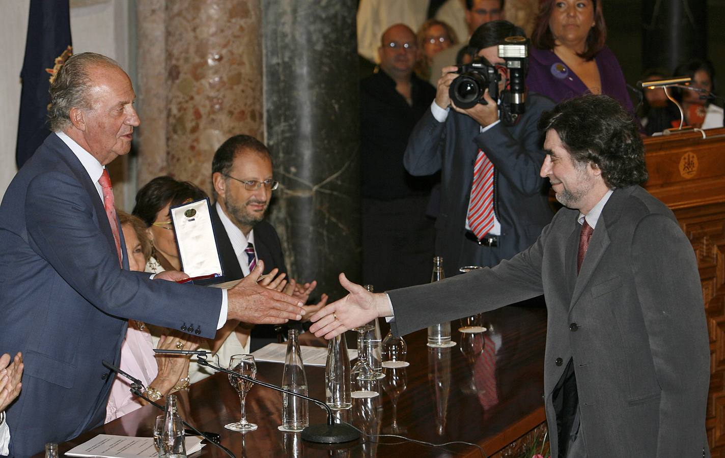 06.10.06 El rey Juan Carlos hace entrega de una de las medallas al Mérito de las Bellas Artes al cantautor Joaquín Sabina.