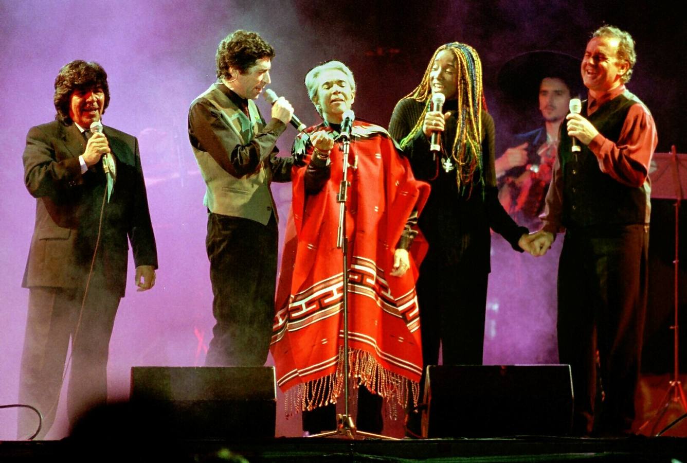 06.11.98 La cantante mejicana Chavela Vargas (c) canta en Valencia junto a Rancapino, Joaquín Sabina, Lucrecia y Victor Manuel.