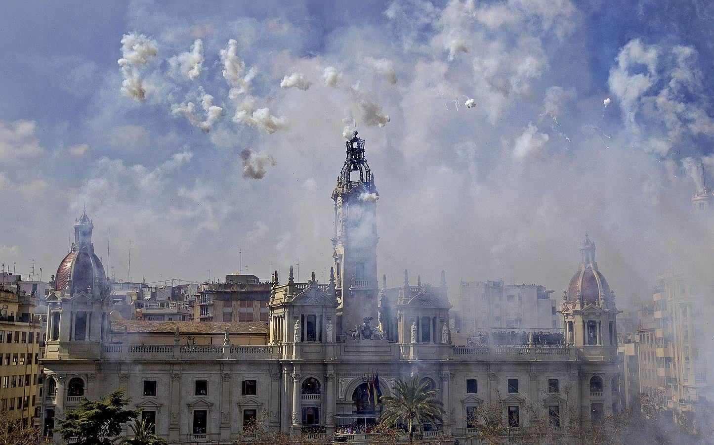 El Ayuntamiento de Valencia, envuelto en el humo de la pólvora durante el disparo de la mascletá.