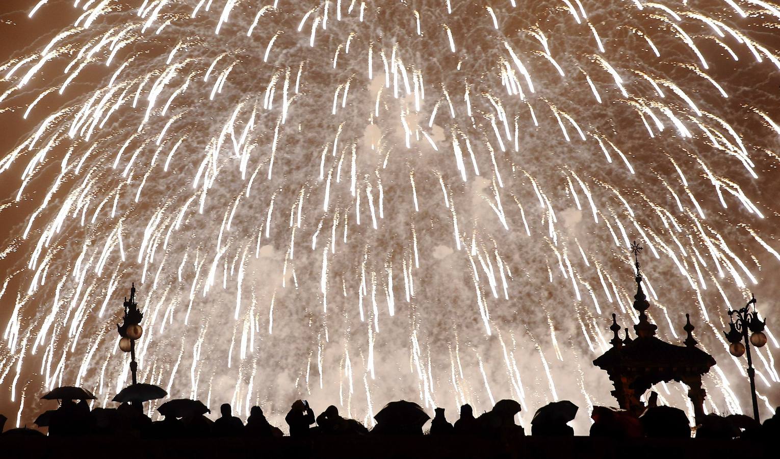 Un gran número de personas ha asistido esta noche al "castillo de fuegos artificiales", disparados en la "Nit del Foc",