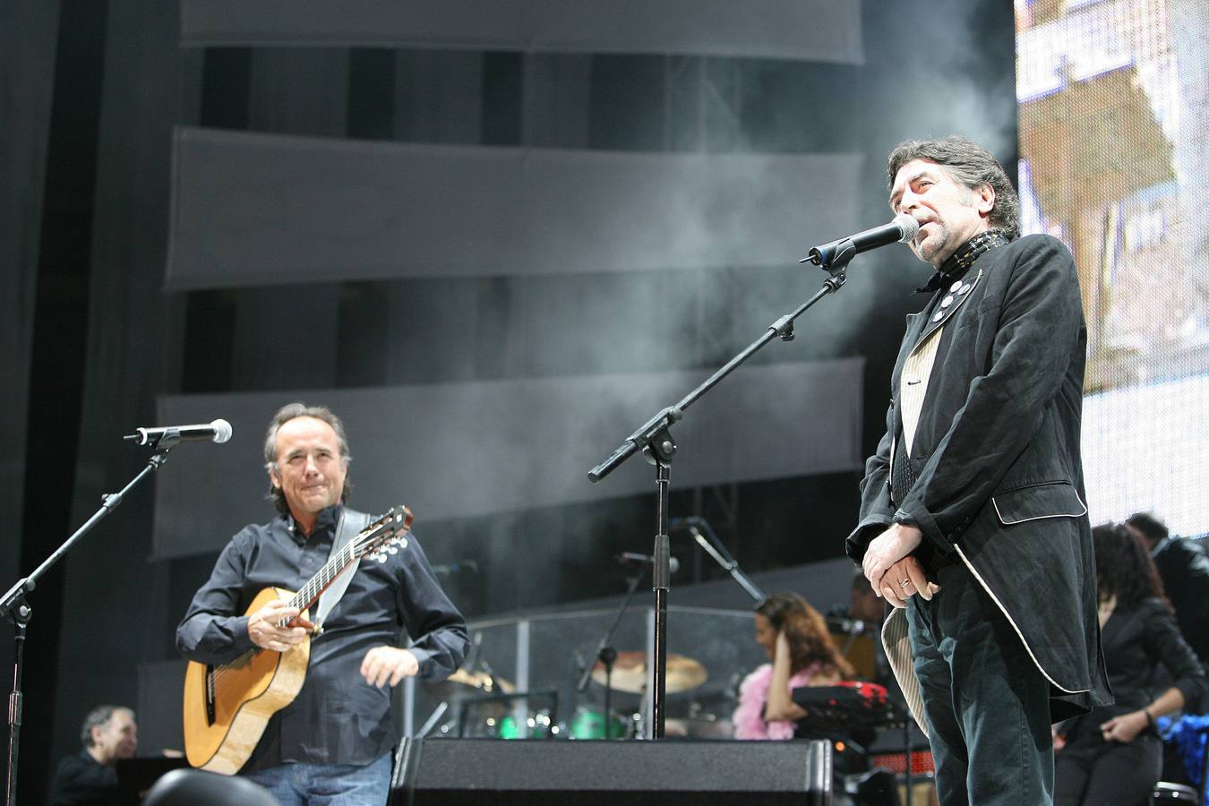 03.09.07 Joaquín Sabina y Joan Manuel Serrat, durante el concierto en la plaza de toros de Valladolid.